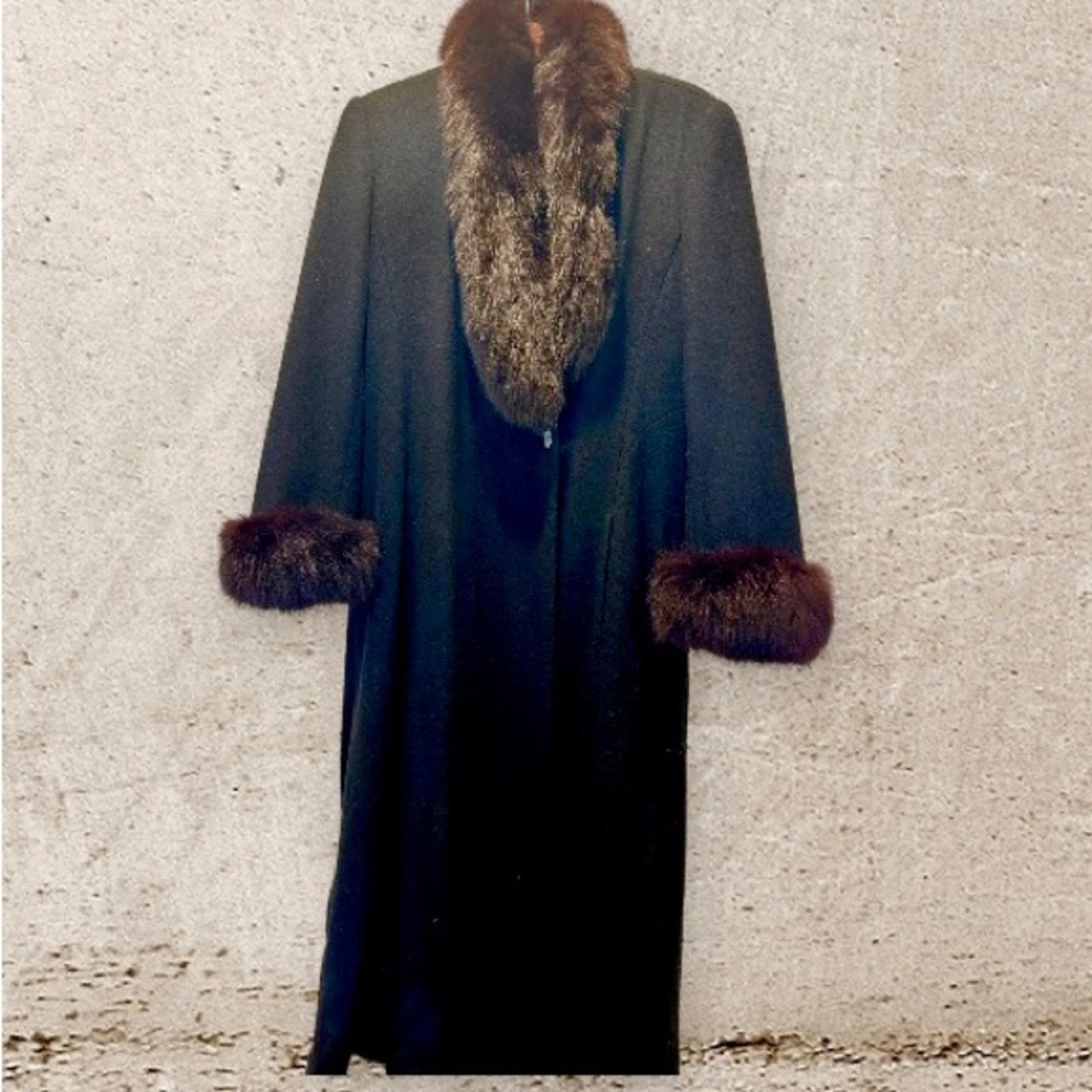 Stunning Cashmere blend dress coat with fur trim
